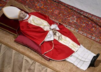 Los fieles lloran a Benedicto XVI en un funeral presidido por el Papa