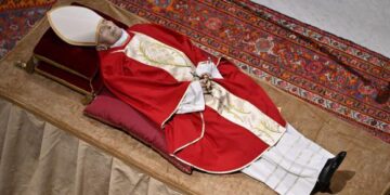 Los fieles lloran a Benedicto XVI en un funeral presidido por el Papa