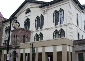 Woonsocket desaloja un campamento de indigentes de una propiedad municipal