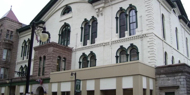 Woonsocket desaloja un campamento de indigentes de una propiedad municipal