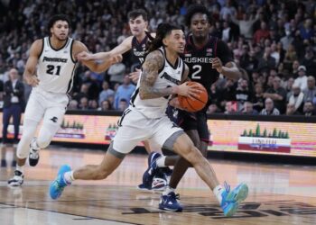 Providence vence a la No. 4 UConn 73-61