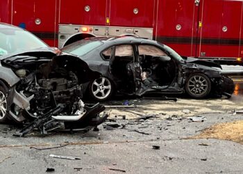 Un conductor se enfrenta a cargos por un accidente en una zona escolar que causó 6 heridos.