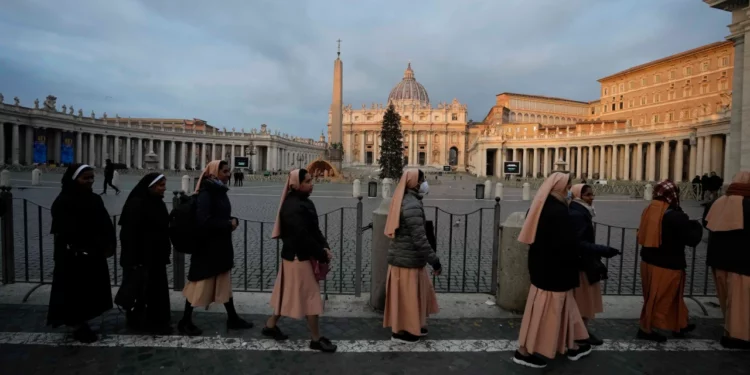 El cuerpo del Papa emérito Benedicto XVI yace en el Vaticano