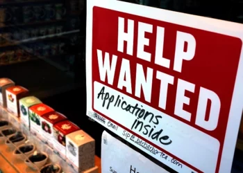 Menos estadounidenses solicitaron prestaciones por desempleo la semana pasada