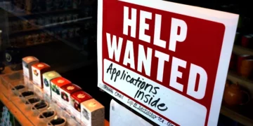 Menos estadounidenses solicitaron prestaciones por desempleo la semana pasada