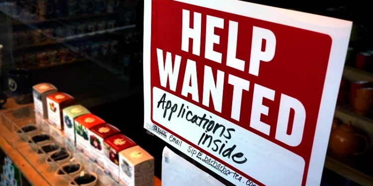 Menos estadounidenses solicitaron prestaciones por desempleo la semana pasada