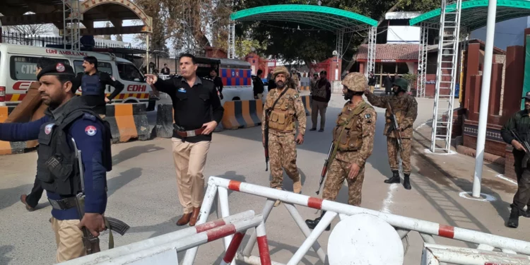 Un suicida mata a 28 personas y hiere a 150 en una mezquita del noroeste de Pakistán