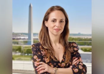 La policía regresa al domicilio de la mujer desaparecida en Cohasset, Massachusetts