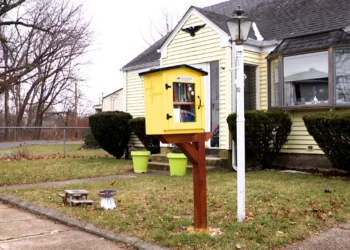 La pequeña biblioteca de una mujer de East Providence mantiene vivo el legado de su difunta madre.