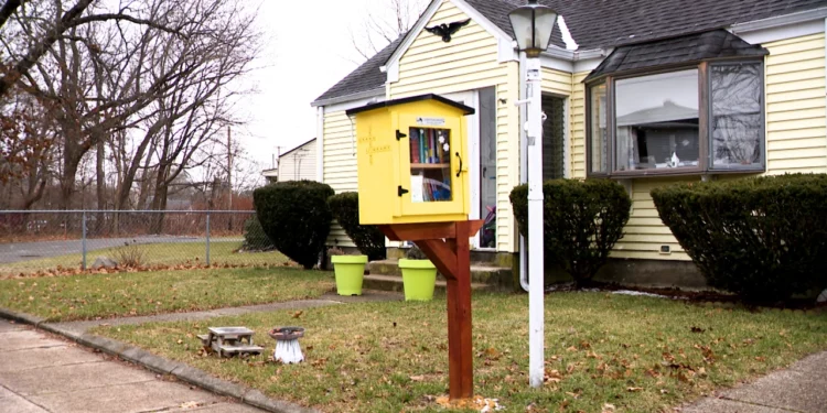 La pequeña biblioteca de una mujer de East Providence mantiene vivo el legado de su difunta madre.