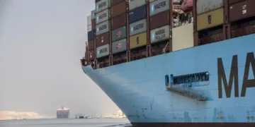 Autoridades: Reflotado un buque encallado en el Canal de Suez egipcio