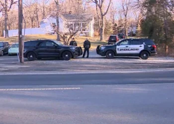 La policía regresa al domicilio de la mujer desaparecida en Cohasset, Massachusetts