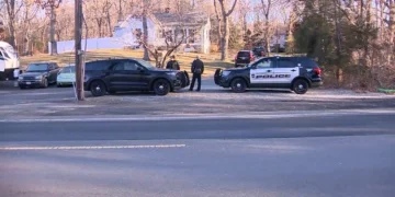 La policía regresa al domicilio de la mujer desaparecida en Cohasset, Massachusetts