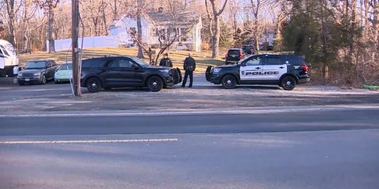 La policía regresa al domicilio de la mujer desaparecida en Cohasset, Massachusetts