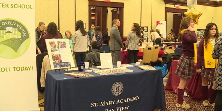 La feria de opciones escolares de RI ofrece más opciones a los padres