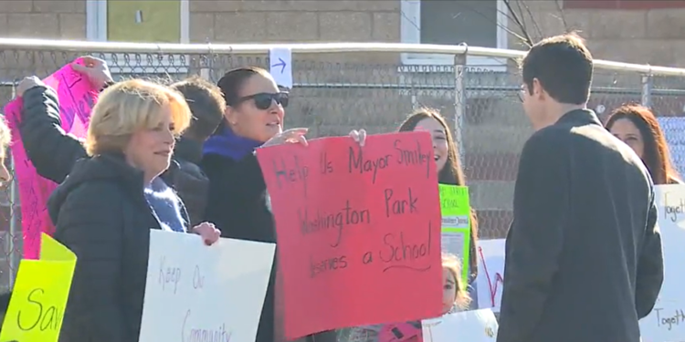 Smiley aborda las preocupaciones de las escuelas de Providence