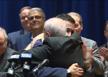 Polisena Jr. jura su cargo como alcalde de Johnston