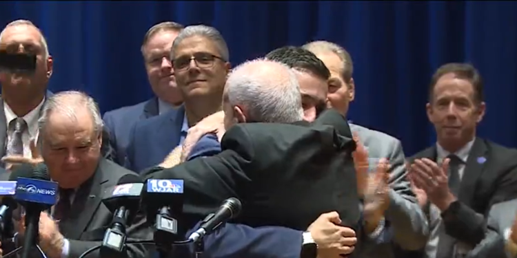 Polisena Jr. jura su cargo como alcalde de Johnston