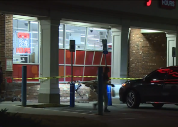 Mujer citada por estrellar su coche contra el CVS de Pawtucket