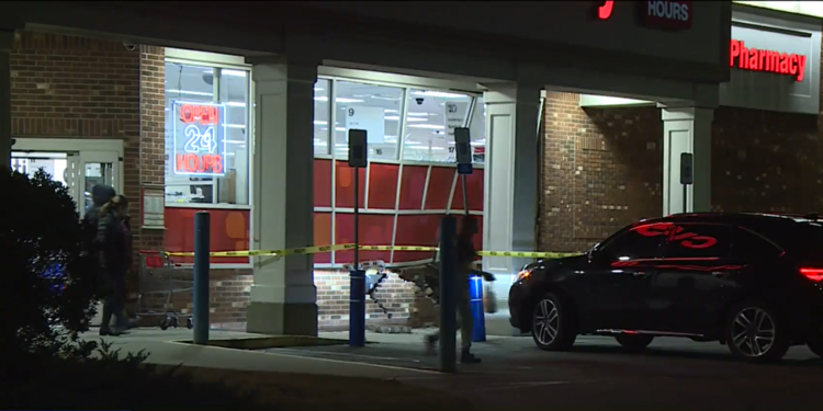 Mujer citada por estrellar su coche contra el CVS de Pawtucket