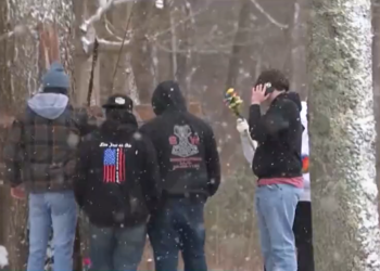 El equipo de hockey de la escuela rinde homenaje al adolescente fallecido en el accidente