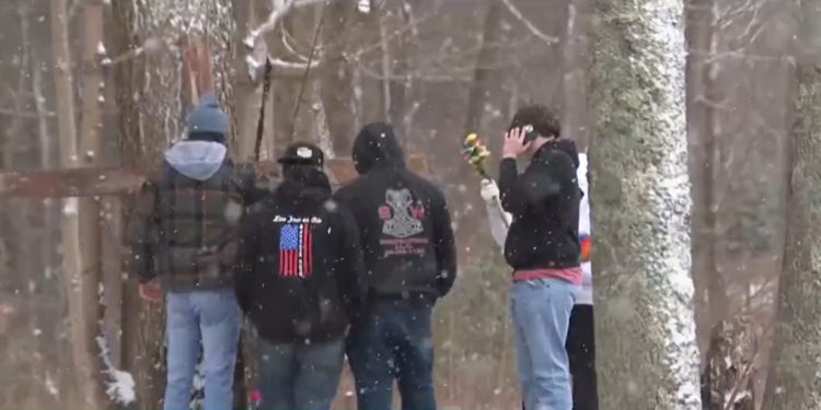 El equipo de hockey de la escuela rinde homenaje al adolescente fallecido en el accidente