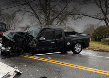 3 heridos en un choque frontal con un autobús RIPTA