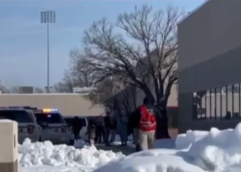 Imputan a un hombre de 18 años por un tiroteo en una escuela de Iowa