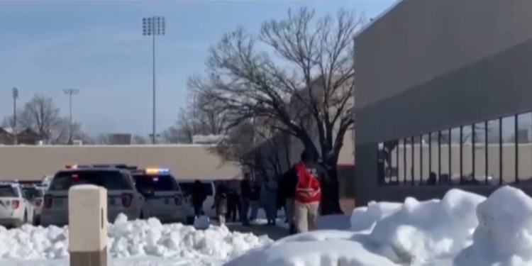 Imputan a un hombre de 18 años por un tiroteo en una escuela de Iowa