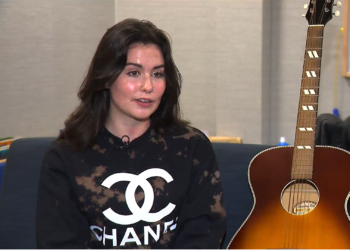 Una adolescente retribuye al Proyecto Autismo compartiendo su don de la música