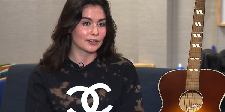 Una adolescente retribuye al Proyecto Autismo compartiendo su don de la música