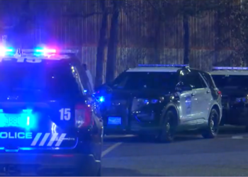 Tiroteo en un centro comercial de Massachusetts mata a un transeúnte 