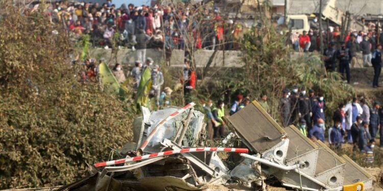 Sin esperanza de sobrevivientes, Nepal llora a las víctimas del accidente aéreo