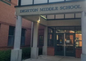 La policía investiga posibles actos vandálicos en una escuela de Dighton.