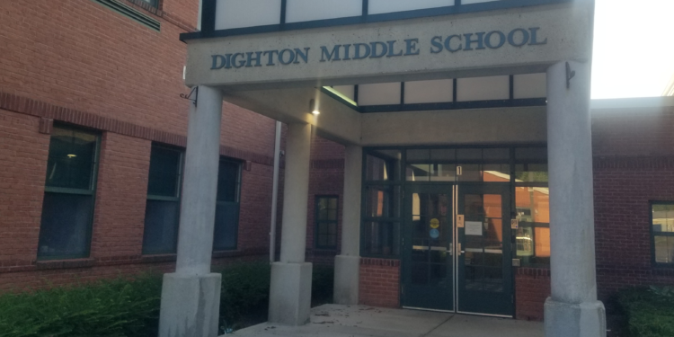 La policía investiga posibles actos vandálicos en una escuela de Dighton.