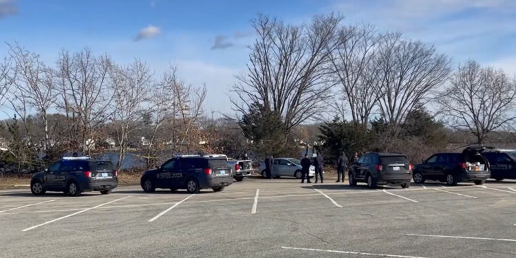 Hallan el cadáver de un hombre junto al agua en Barrington
