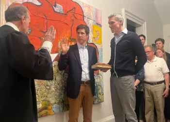 Brett Smiley toma posesión como alcalde de Providence