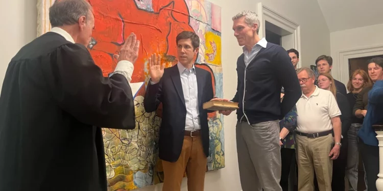 Brett Smiley toma posesión como alcalde de Providence