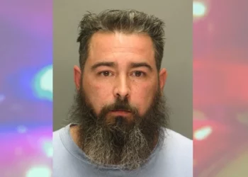 Hombre acusado de exponerse a menor en Warwick Mall