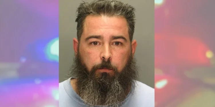 Hombre acusado de exponerse a menor en Warwick Mall