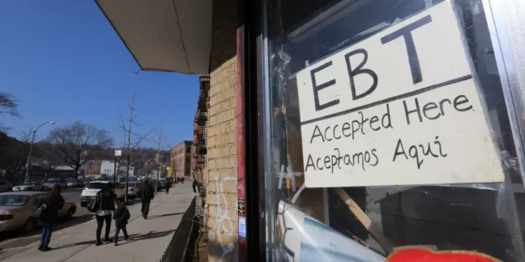 Neoyorquinos más pobres están dejando de recibir $2,500 millones en asistencia federal