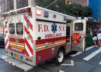 Mujer murió apuñalada por su hijo en Queens, Nueva York