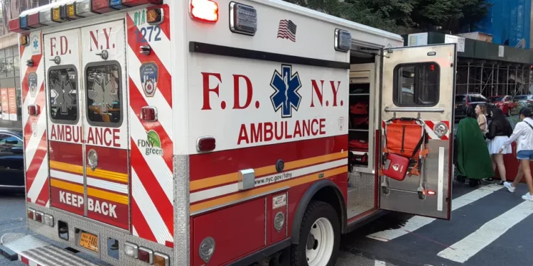 Mujer murió apuñalada por su hijo en Queens, Nueva York