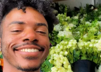 Robo de vehículo en Queens deja a un hombre en coma