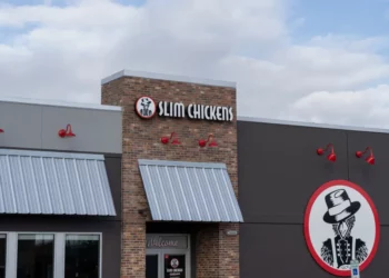 Mujer encuentra una cucaracha en pollo frito de Slim Chickens
