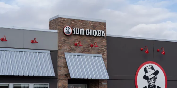 Mujer encuentra una cucaracha en pollo frito de Slim Chickens