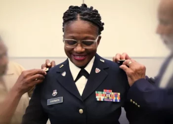 Mujer de Woonsocket hace historia como primera coronel afroamericana de la Guardia Nacional de RI