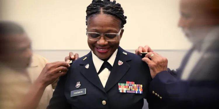Mujer de Woonsocket hace historia como primera coronel afroamericana de la Guardia Nacional de RI