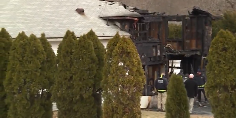 2 hombres muertos tras incendio de una casa en Cranston
