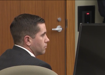 Un agente absuelto de un tiroteo fuera de servicio recibe 123.000 dólares en atrasos salariales